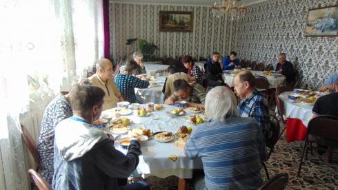 Волонтёры Нуринского района организовали благотворительный обед для постояльцев Дома престарелых