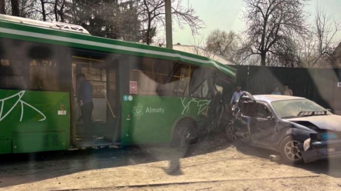 Пассажирский автобус протаранил 9 машин на трассе близ Алматы
                06 апреля 2022, 15:20