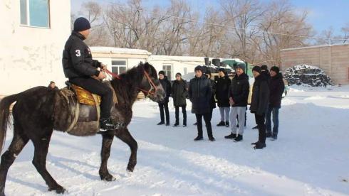 Школьников Улытауского района учат культуре верховой езды