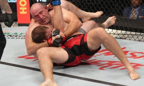 44-летний российский боец одержал яркую досрочную победу на UFC 273. Видео