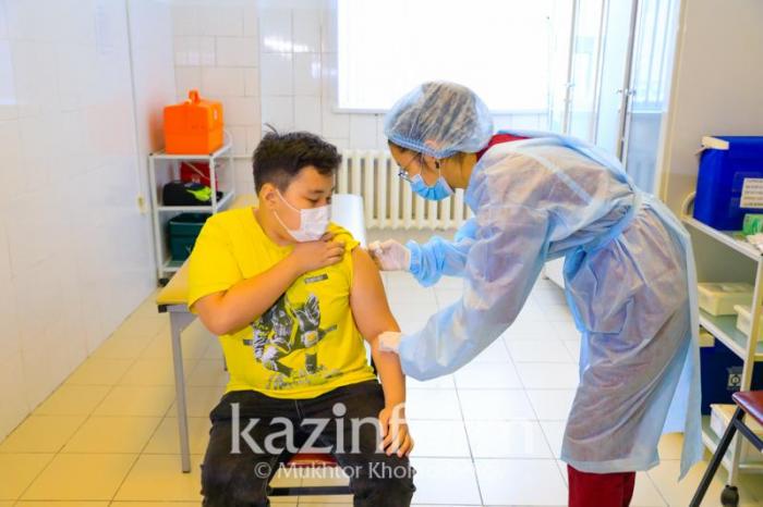 Около 710 тысяч подростков привились в Казахстане от коронавируса