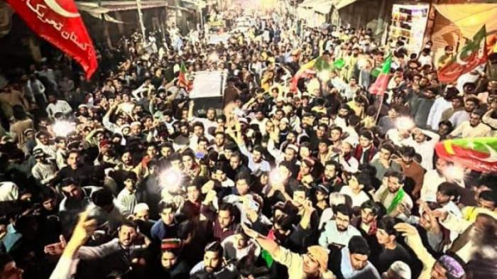 В Пакистане тысячи людей вышли в поддержку экс-премьера Имрана Хана
                11 апреля 2022, 06:01