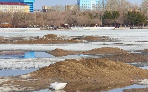 В Караганде разъяснили причину появления песка и мусора в парковом озере