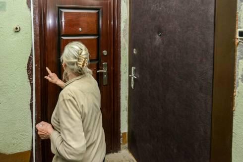 В Караганде 83-летняя женщина оказалась запертой в своей квартире