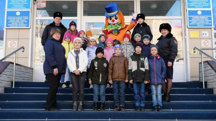Североказахстанские полицейские знакомят со своей работой школьников