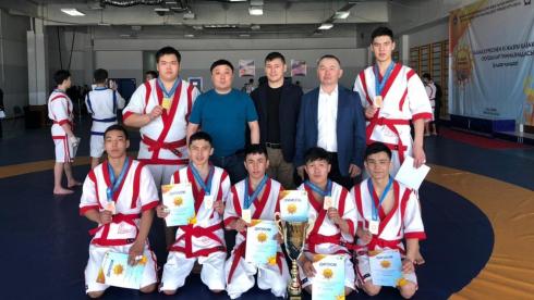 Карагандинская команда юношей стала второй на республиканской гимназиаде по қазақ күресі