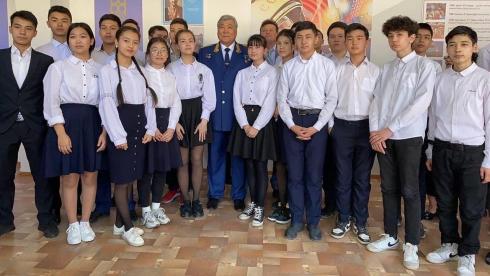 Карагандинские школьники встретились с первым лётчиком-космонавтом Казахстана Токтаром Аубакировым