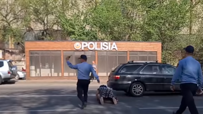 Женщина бросилась под машины в центре Алматы, выражая недовольство полицейскими
                19 апреля 2022, 08:50