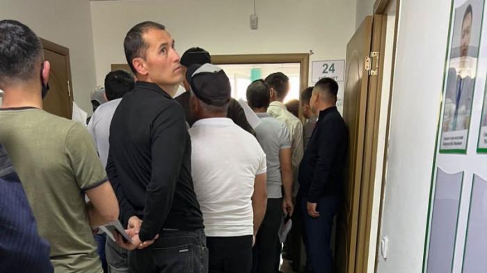 Мигранты пожаловались на большую очередь на дактилоскопию в Алматы
                19 апреля 2022, 11:30