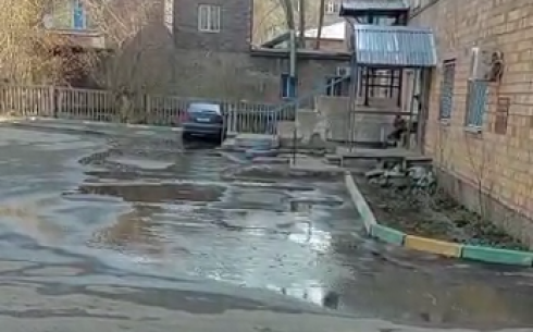 В Караганде по улице Назарбаева второй день потоп
