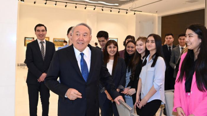 Назарбаев посетил выставку в Нур-Султане
                19 апреля 2022, 19:21