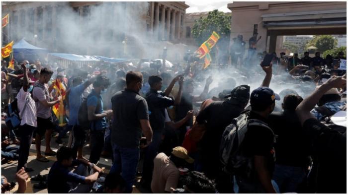 Полиция Шри-Ланки открыла огонь по протестующим
                20 апреля 2022, 01:41
