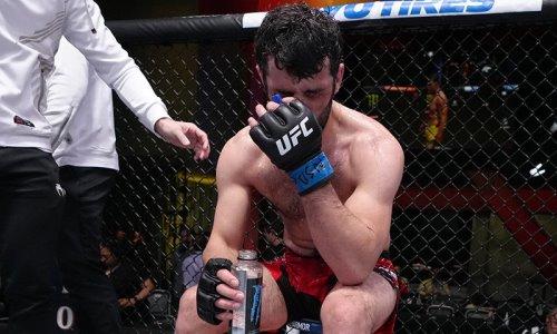 Российского бойца обвинили в актерской игре после дебютного поражения в UFC