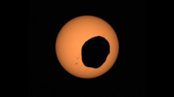 Марсоход запечатлел солнечное затмение с Красной планеты
                21 апреля 2022, 17:57