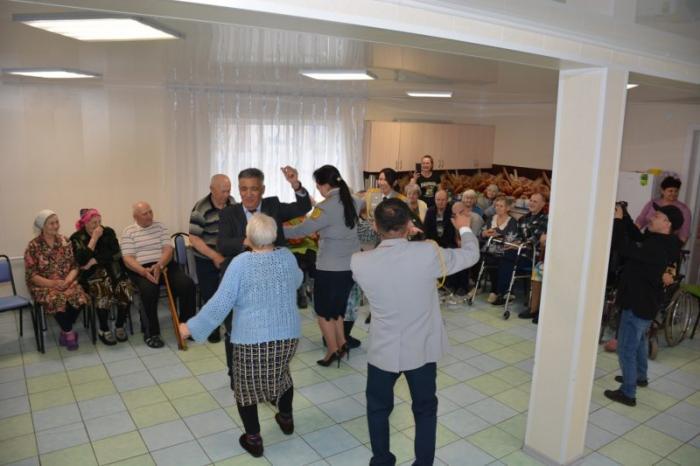 Пенсионеров из петропавловского дома престарелых и полицейских объединила музыка