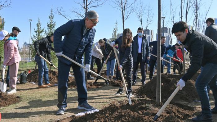 Токаев посадил дерево в Ботаническом саду
                23 апреля 2022, 12:26