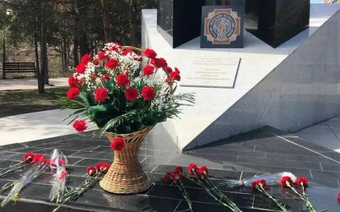 В Караганде ветераны Чернобыля возложили цветы к памятнику героям в Парке Победы