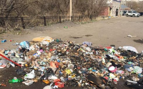 Кто виноват? На автовокзале в Темиртау оставили кучу мусора
