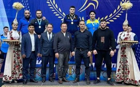 Два рекорда Казахстана установили карагандинские тяжелоатлеты
