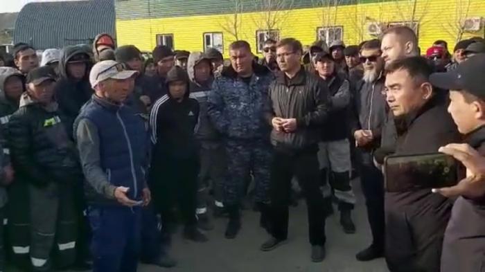 Массовое скопление рабочих Теректинского ГОКа попало на видео в Карагандинской области
                27 апреля 2022, 18:23