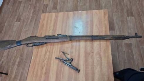 В Карагандинской области парень сдал в полицию винтовку, найденную в степи