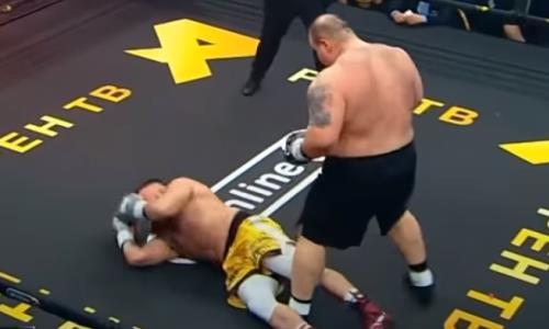 Боксер налетел лицом на удар 180-килограммового соперника и отправил себя в нокаут. Видео