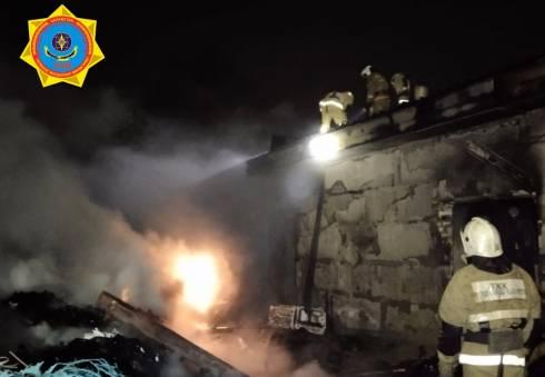 В Караганде произошёл пожар на территории обувной фабрики по улице Ержанова