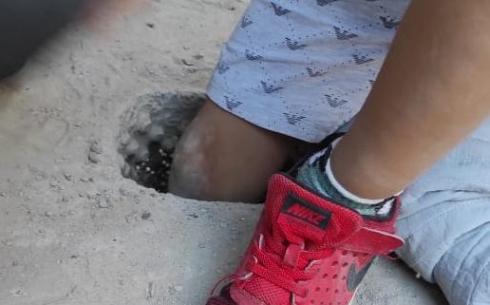 В Караганде ребёнок застрял ногой в бетонной крыше паркинга
