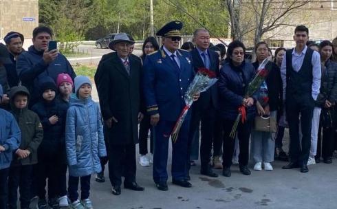 Токтар Аубакиров открыл мемориальную доску труженику тыла в Темиртау