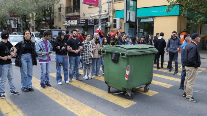 Протестующие заблокировали улицы в столице Армении
                04 мая 2022, 19:15