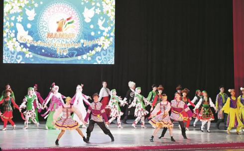 Праздник единства народов на сцене Дворца культуры Темиртау