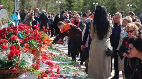 В Караганде состоялась церемония возложения цветов к Вечному огню. Фоторепортаж