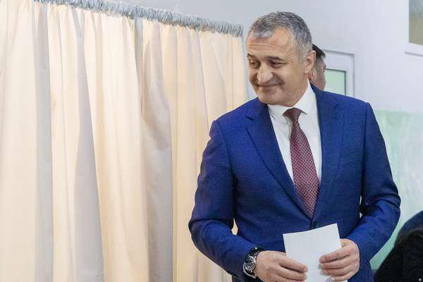 Лидер президентской гонки в Южной Осетии Алан Гаглоев поблагодарил народ республики