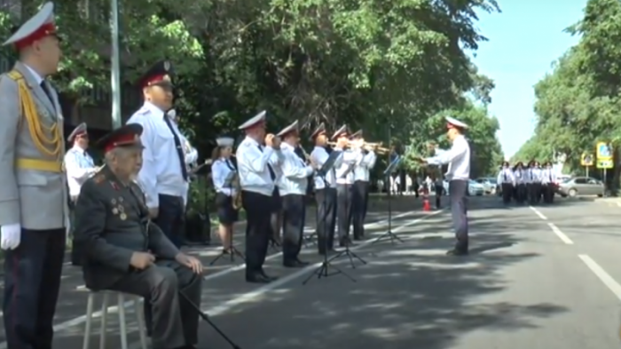 Песни военных лет исполнили полицейские Алматы для ветерана ВОВ
                09 мая 2022, 17:31