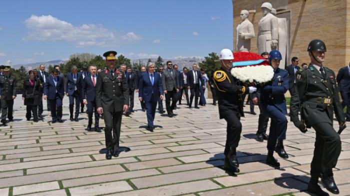 Касым-Жомарт Токаев посетил мавзолей Ататюрка
                10 мая 2022, 16:21