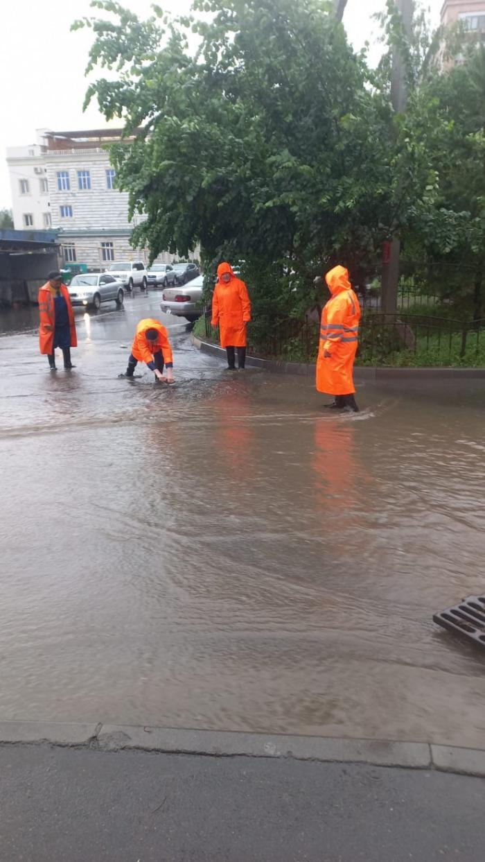 Улицы и дворы затопило после ливня в Алматы
                11 мая 2022, 16:01