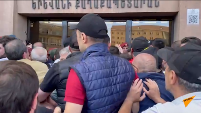 Сторонники армянской оппозиции блокировали входы в здание мэрии Еревана
                11 мая 2022, 20:59
