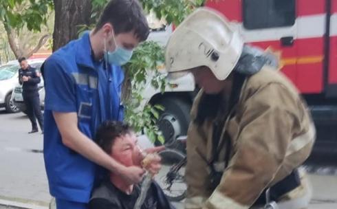 В Темиртау сотрудники ДЧС спасли мужчину из горящей квартиры