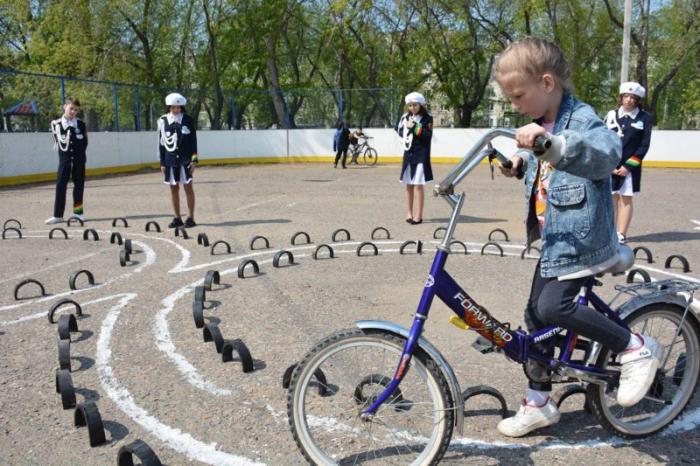 Велосоревнование и раздачу рисунков водителям организовали полицейские для школьников Петропавловска
