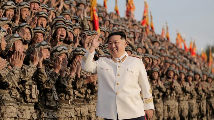 Ким Чен Ын привлек военных к ликвидации кризиса в стране
                16 мая 2022, 07:40