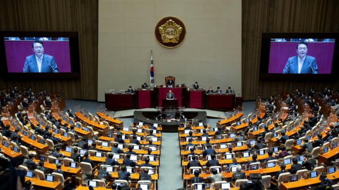Южная Корея пообещала помочь КНДР в борьбе со вспышкой COVID-19
                16 мая 2022, 10:24
