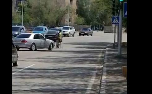 Карагандинцев растрогал видеоролик с переводящим через дорогу пенсионерку полицейским