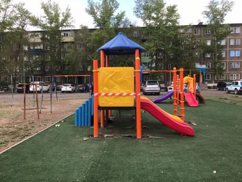 В Караганде развалившиеся детские площадки должны отремонтировать до конца мая