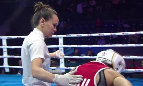 Видео брутального нокаута казахстанки ударом по печени в полуфинале ЧМ-2022 по боксу