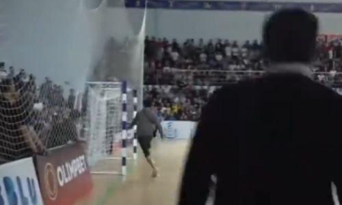 Фанат казахстанского клуба выбежал на поле и пытался отбить удар соперника. Видео