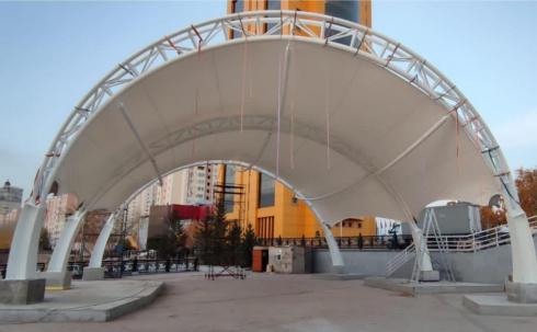В Центральном парке Караганды строят новую сцену для выступлений