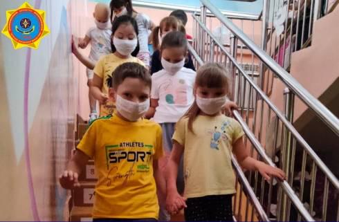 В Карагандинской области школьникам и дошколятам рассказывают о мерах пожарной безопасности