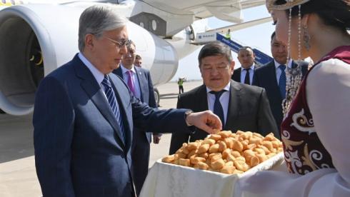 Президент Токаев прилетел в Кыргызстан