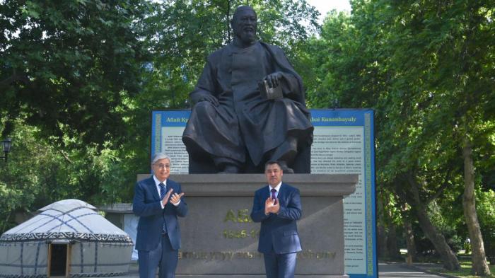 Токаев и Жапаров открыли памятник Абаю в Бишкеке
                26 мая 2022, 19:31