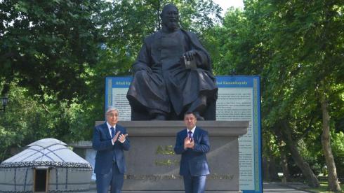Токаев и Жапаров открыли памятник Абаю в Бишкеке
